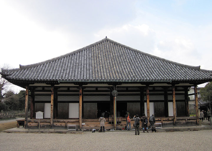 日本最古の寺院を起源に持ち、日本最古の瓦が今も葺かれている元興寺